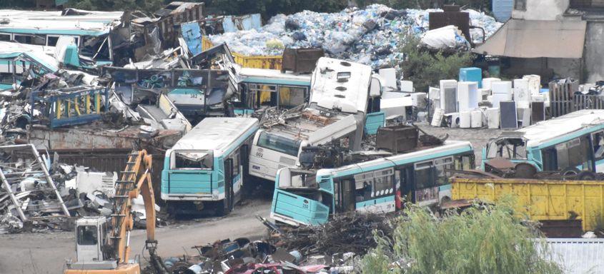 O parte din autovehiculele din parcul CTP Cluj-Napoca, trimise la casat în curtea companiei de colectare de fier vechi, Remat, 2023. Foto: Pagina de Facebook Mobilitate Cluj-Napoca